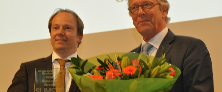 Jeroen Kreijkamp neemt de award 'Slimste visie' in ontvangst voor Utrecht