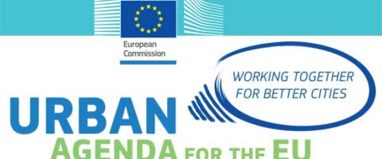 Header logo van de Europese Agenda Stad. Het bestaat uit de tekst 'Urban Agenda for the EU' met daarachter de slogan 'Working together for better cities'. De tekst is geplaatst onder een banner met daarin centraal het logo van de Europese Commissie met de Europese vlag