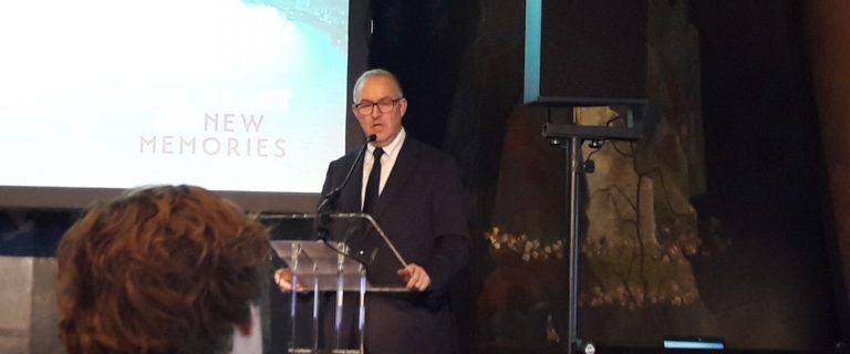 Foto van burgemeester Aboutaleb die spreekt op de conferentie Leipzig Charter 2.0; van Pact naar Praktijk in Rotterdam