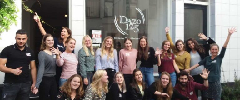 Groepsfoto met vrolijke studenten die poseren voor een van de Sparkcentres (werkplaatsen) van de Hogeschool Arnhem en Nijmegen (HAN)