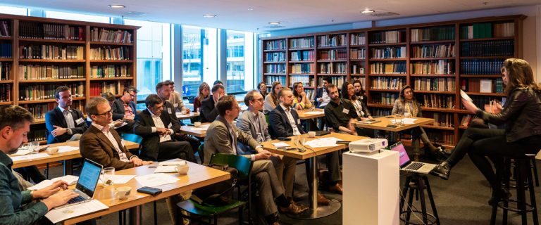 Toehoorders luisteren naar Daan Roovers tijdens de CoP-dag