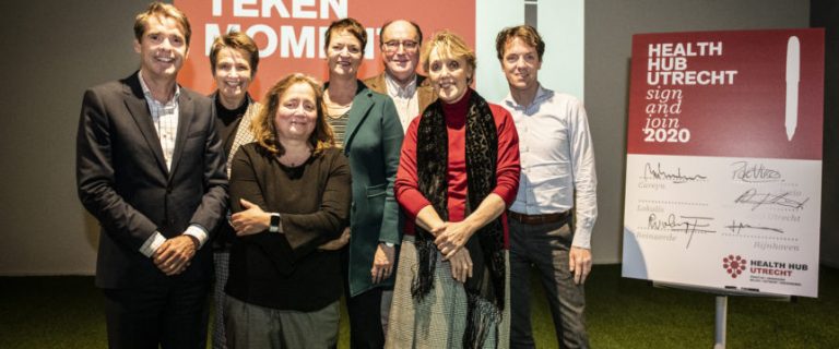 Groepsfoto waarop betrokkenen bij de Health Hub Utrecht poseren ter gelegenheid van het bijtekenmoment