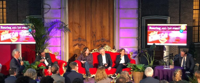 Sfeerbeeld van podum en publiek Reuring!Café Dealen met Stedelijke vraagstukken 10 maart 2020 (Foto's VOM)