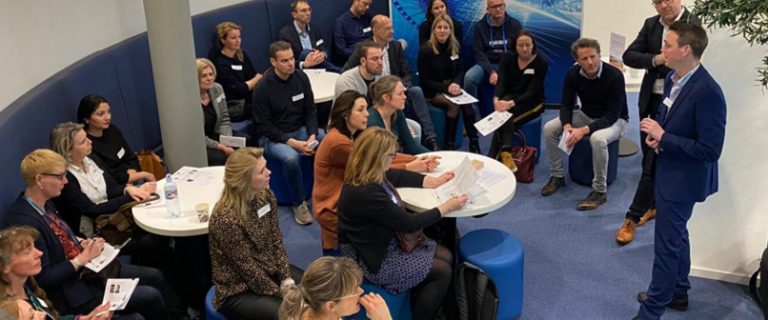 Sfeerbeeld van het derde Onderwijs Café van de City Deal Kennis Maken Breda in het Innovation Square van de Breda University of Applied Sciences (BUas)