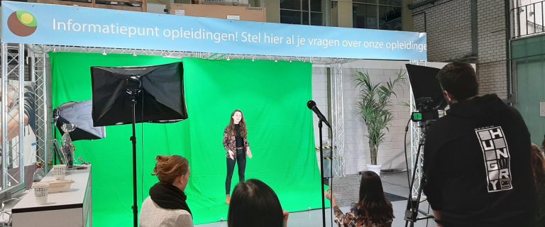 Studenten aan de slag met de Green Screen voor hun filmpjes over hun projecten tijdens de Corona Challenge.