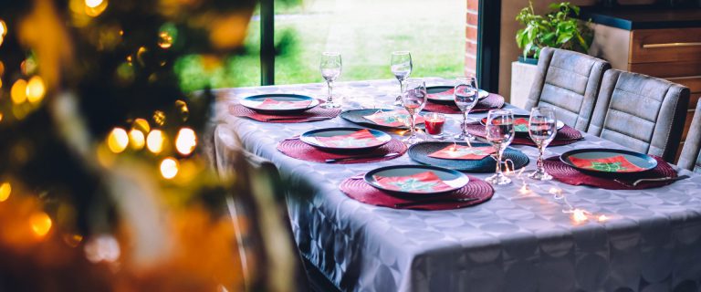 Kerst aan tafel. Foto: MEAX PROD/Unsplash.