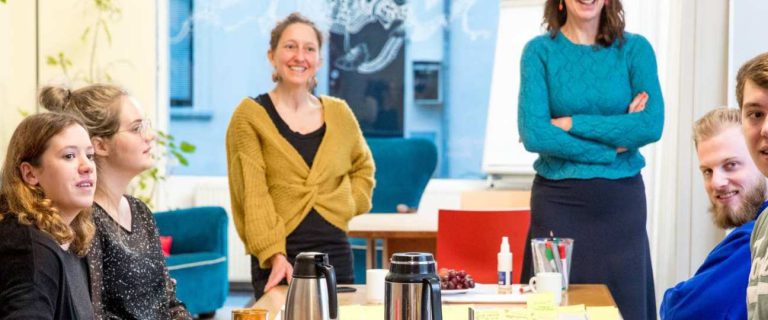 Studenten aan het werk in leerwerkplaats in de wijk Spijkerkwartier. Foto: HAN.