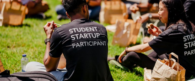 Studenten werken aan de Corona Challenge in Arnhem.
