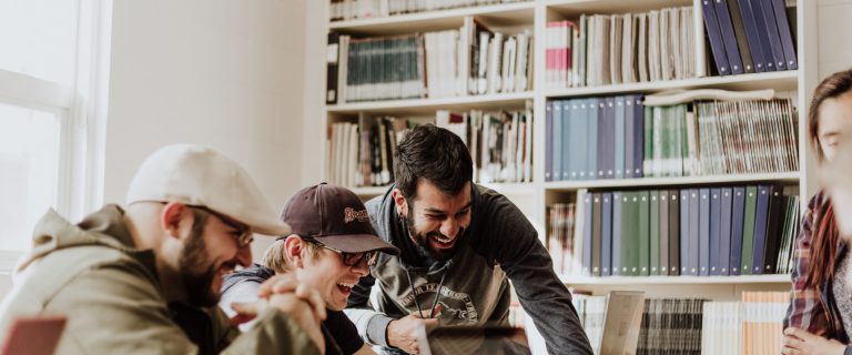 Studenten aan het werk. Foto: Priscilla du Preez/Unsplash.