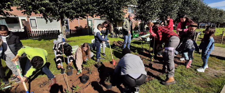Studenten en bewoners aan het werk op de Plukroute in Meijhorst.