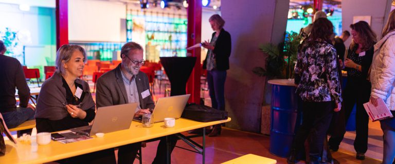 Nurhan Abujidi en Herwin Sap op de landelijke kennisdelingsdag van de City Deal, november 2021. Foto: Kirsten van Santen.