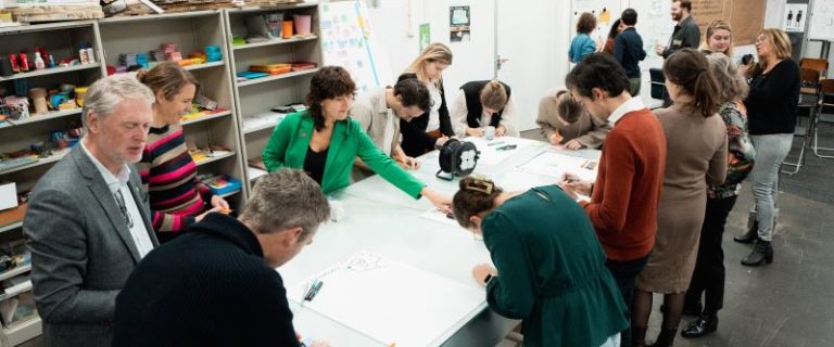 CoP'ers creatief aan de slag met het visuele jaarverslag. Foto: Martijn Cooijmans